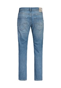 Μπλε τζιν με ίσιο ποδόγυρο, εμφανιζόμενα από πίσω με δύο πίσω τσέπες και ραμμένο κυματιστό σχέδιο σε κάθε τσέπη.