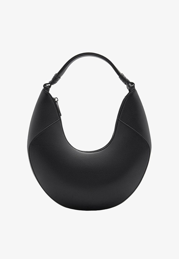Sac à main noir en forme de croissant avec une anse courbée unique et une fermeture éclair latérale visible sur fond blanc.