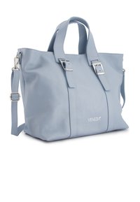 Lichtblauwe leren tote bag met twee handvatten aan de bovenkant, verstelbare schouderband, zilveren hardware en een geëmbosserd logo aan de zijkant. Gemonteerde afwerking.