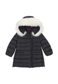 Giacca a vento nera con cappuccio foderato in pelliccia sintetica, design trapuntato, chiusura con zip e due tasche laterali. Presenta una foderatura interna rossa.