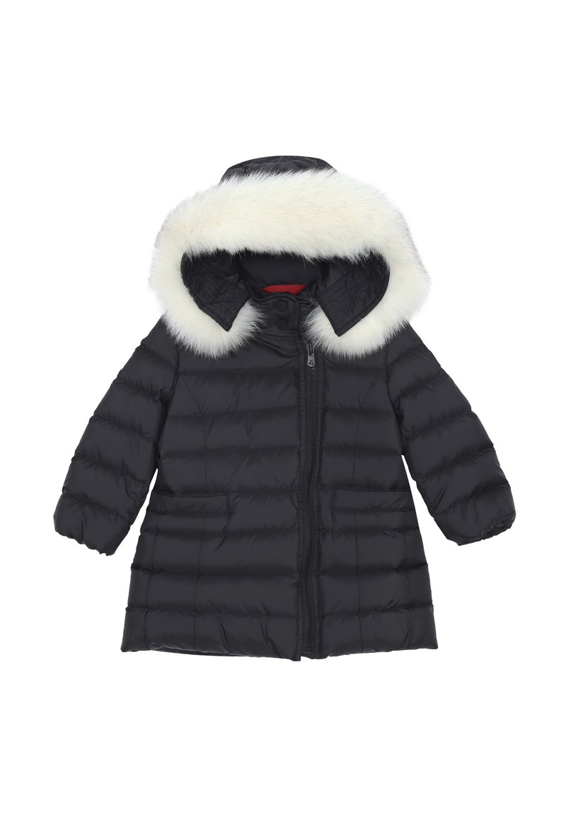 Giacca a vento nera con cappuccio foderato in pelliccia sintetica, design trapuntato, chiusura con zip e due tasche laterali. Presenta una foderatura interna rossa.