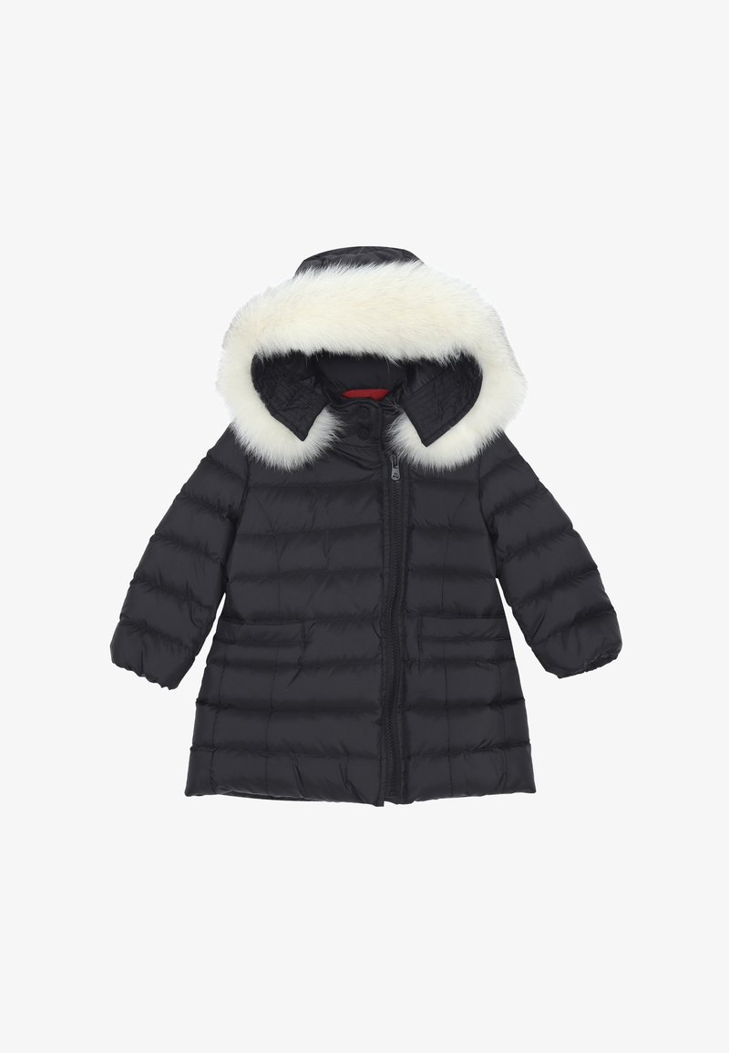 Giacca a vento nera con cappuccio foderato in pelliccia sintetica, design trapuntato, chiusura con zip e due tasche laterali. Presenta una foderatura interna rossa.