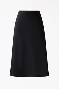 Crna suknja A-kroja od glatkog, mekanog materijala. Ima visok struk i rub duljine do koljena. Jednostavan dizajn bez vidljivih uzoraka ili naglasaka.