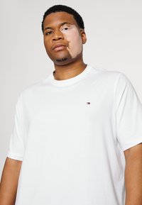 Tommy Hilfiger TEE - T-shirt básica - white