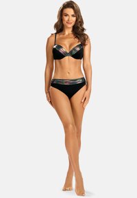 Czarny bikini z wyjmowanymi wkładkami i holograficznymi akcentami u góry oraz w talii. Gładki materiał z podstawowym krojem kostiumu.