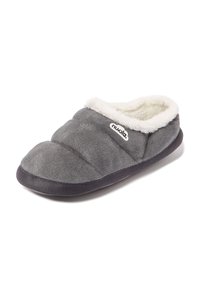 Zapatilla gris de suave ante con forro de felpa blanca, que presenta un diseño acolchado y una suela flexible de goma negra.