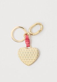 Χρυσό μπρελόκ σε σχήμα καρδιάς με υφή, προσαρτημένο σε δύο χρυσούς κρίκους και ένα μικρό ροζ δερμάτινο λουράκι σε λευκό φόντο.