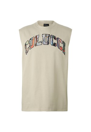 Camiseta sin mangas beige con letras de patchwork coloridas que forman la palabra "COLUCCI" en un diseño arqueado a lo largo del pecho.