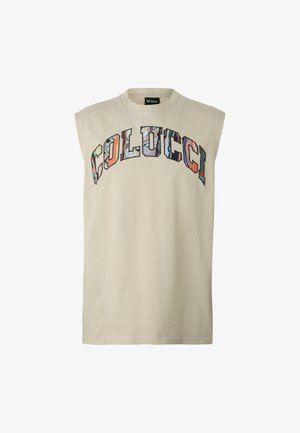 Camiseta sin mangas beige con letras de patchwork coloridas que forman la palabra "COLUCCI" en un diseño arqueado a lo largo del pecho.
