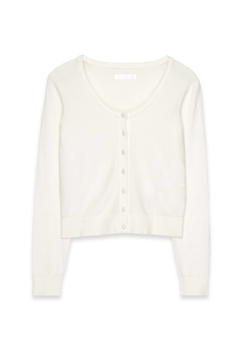 Cardigan cropped a maniche lunghe in morbido tessuto bianco con scollatura a barchetta e chiusura a bottoni, caratterizzato da orlo e polsini a costine.