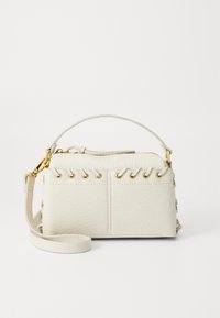 Borsa a mano in finta pelle bianca con zip superiore, manico corto e tracolla rimovibile con hardware in tono oro. Dettaglio di laccio laterale.