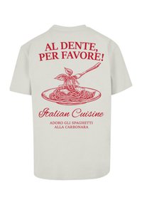 Lysegrå bomulds t-shirt med rød tekst og et grafisk billede af pasta med en gaffel, med teksten "AL DENTE, PER FAVORE! Italiensk køkken."