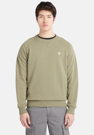 Olijfgroene sweatshirt met een geribde kraag en manchetten, voorzien van een klein wit boombadge op de borst en een ontspannen pasvorm.