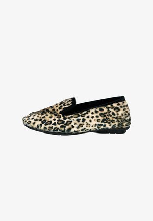 Zapato plano de tipo slip-on con estampado de piel de leopardo y ribete negro, mostrado de lado sobre un fondo blanco.