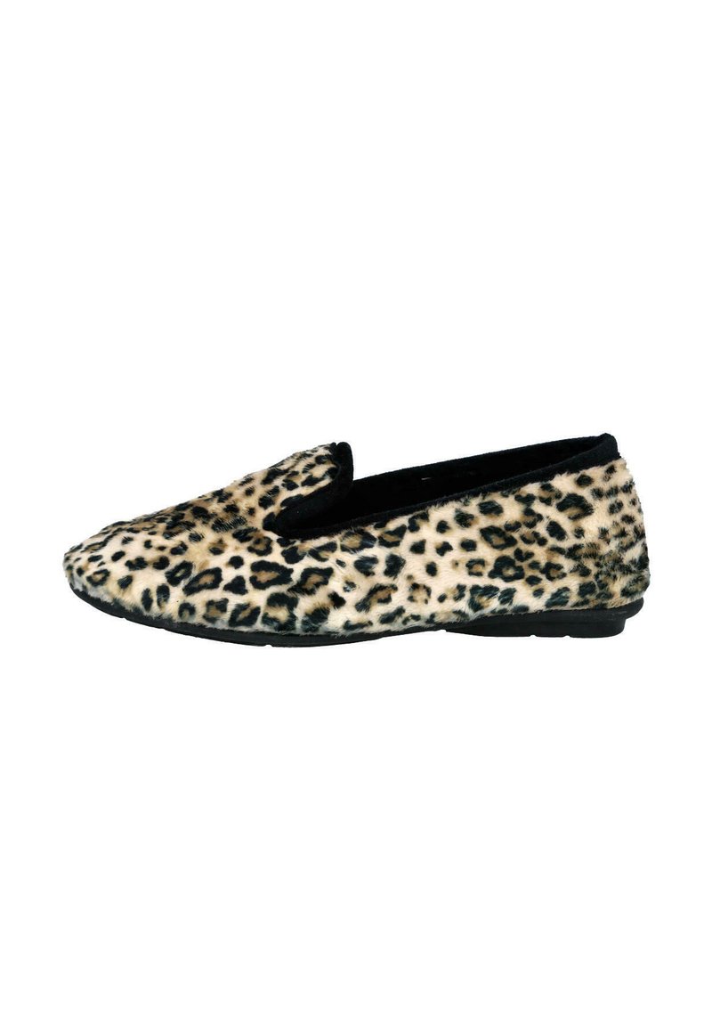 Zapato plano de tipo slip-on con estampado de piel de leopardo y ribete negro, mostrado de lado sobre un fondo blanco.