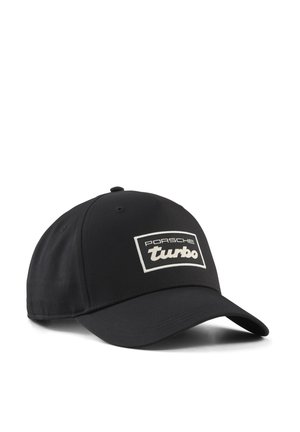 Čierna baseballová šiltovka s zahnutým šiltom a obdĺžnikovou bielou záplatou s textom "Porsche turbo" na prednom paneli.