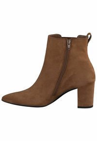Bruine suède enkellaars met een spits toe, een zijrits en een blokhak van 7,5 cm. Soepele textuur en minimalistisch ontwerp.