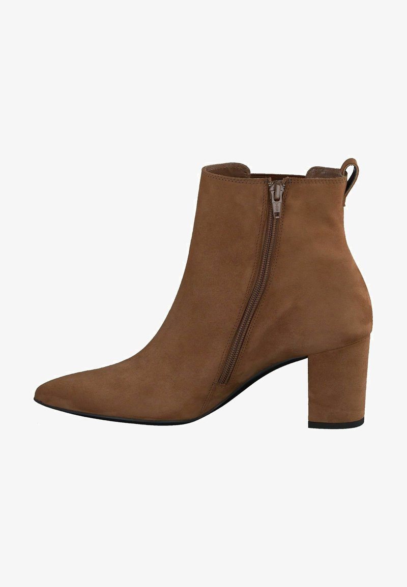 Hnědá semišová kotníková bota s špičatou špičkou, bočním zipem a 7,5 cm blokovým podpatkem. Hladká textura a minimalistický design.
