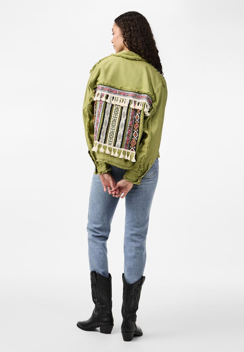 YAS YASTOKKA EMBROIDERY JACKET FEST - Jeansjacke - mosstone/braun 