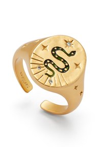 Anillo de brazo de metal dorado con un diseño de serpiente verde en la parte superior circular, estrellas y dos piedras preciosas transparentes. Acabado suave con detalles texturizados.