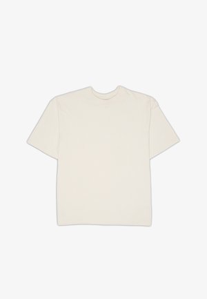 Camiseta de cuello redondo de manga corta en algodón color blanco roto; corte relajado con una textura lisa y un sutil logotipo en relieve en el centro del frente.