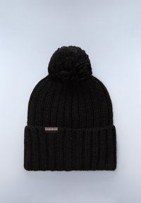 Berretto di lana nera con un design a coste testurizzato, rifinito con un pom-pom soffice e dotato di un piccolo logo metallico sulla parte superiore.