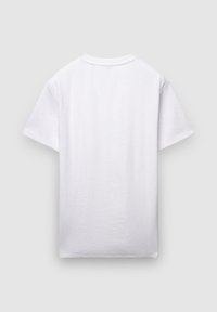 Weißes Baumwoll-T-Shirt mit klassischem Rundhalsausschnitt und kurzen Ärmeln. Glatte Textur ohne sichtbare Muster oder Verzierungen.