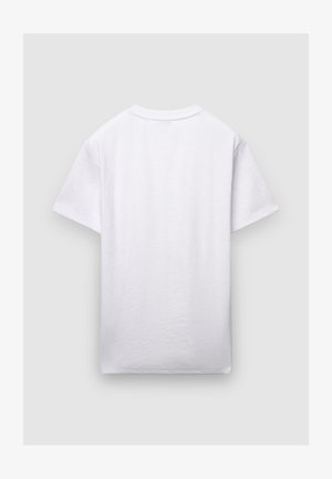 Maglietta bianca in cotone con scollo rotondo classico e maniche corte. Texture liscia senza motivi o decorazioni visibili.