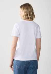 Thumbnail Image 3