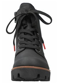 Botte de randonnée noire avec une texture lisse, bout rond, devant lacé, accent rouge sur les lacets et semelle en caoutchouc robuste pour une bonne adhérence.
