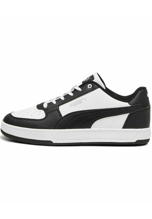 Sneaker bianco e nero con tomaia in pelle, punta perforata, lacci bianchi piatti, colletto imbottito e suola in gomma con grip testurizzato.