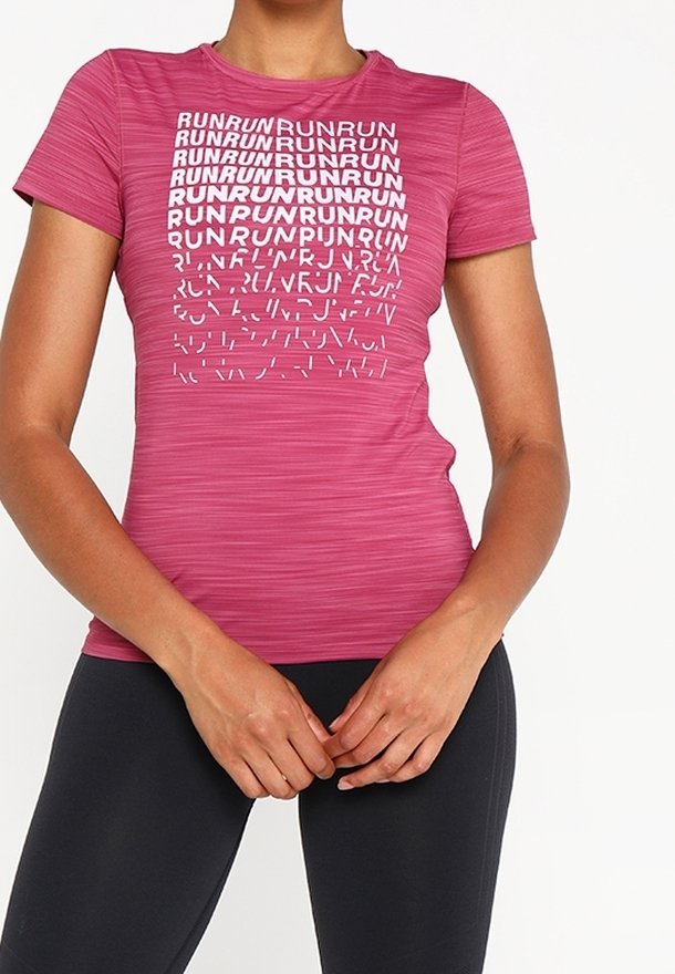 Kortärmad idrottströja i rosa med en texturerad yta. Har en upprepande "RUN" grafik i kontrasterande vitt över framsidan.