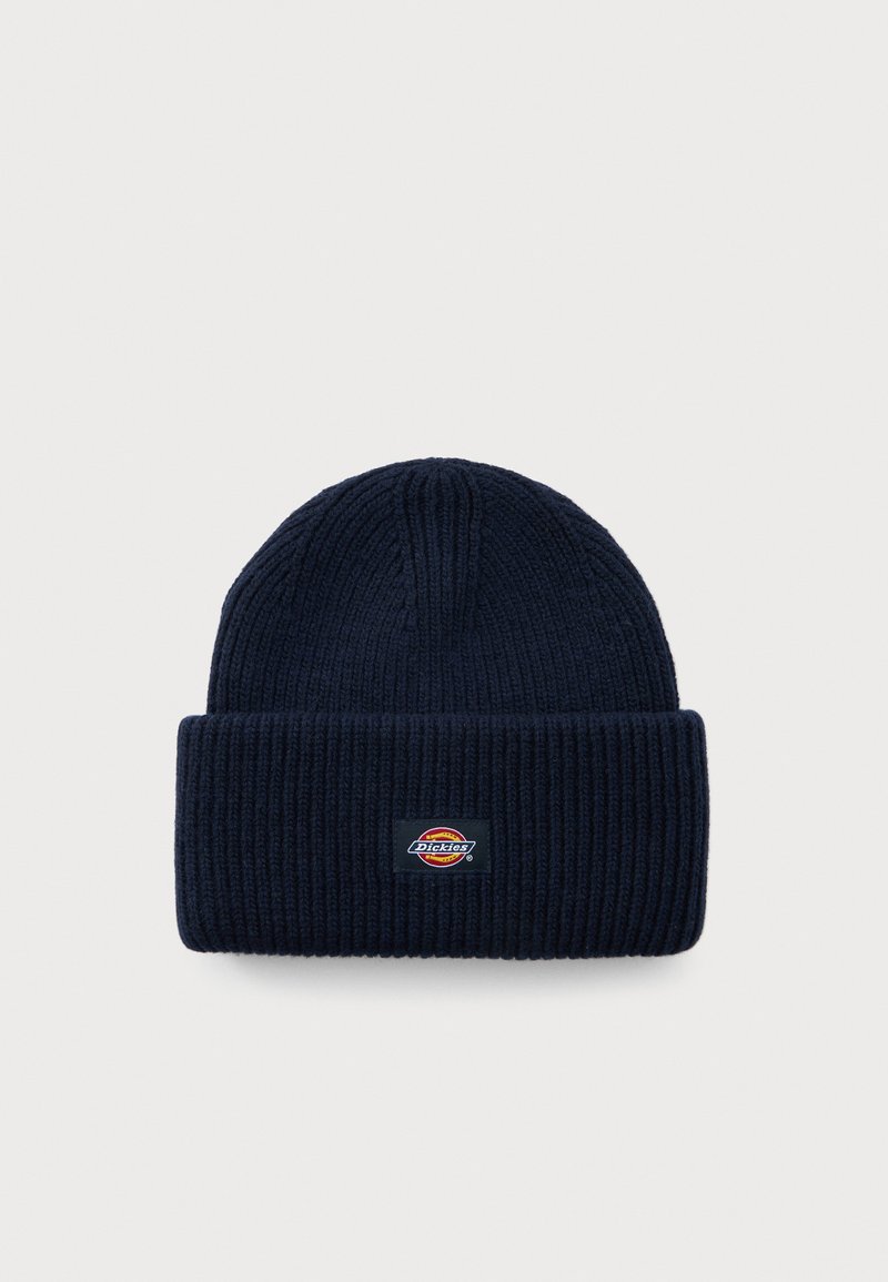 Beanie a coste di colore blu navy con risvolto, caratterizzato da una piccola etichetta rettangolare in rosso, giallo e bianco.