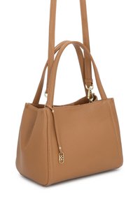 Tumši brūna ādas soma ar stingru formu, diviem augšējiem rokturiem un noņemamu plecu siksnu. Aprīkota ar zelta toni metāla detaļām un teksturētu virsmu.