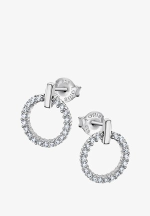 Boucles d'oreilles argentées présentant des designs circulaires ornés de petites pierres précieuses transparentes, maintenues par des fermoirs à tige pour un maintien sécurisé.