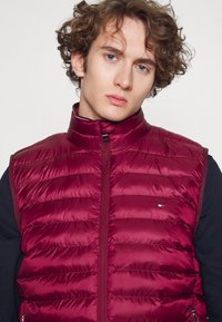 Tommy Hilfiger PACKABLE VEST - Weste - deep rouge