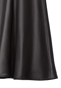Abito in satin nero con una texture liscia, design fluido e orlo che si apre delicatamente. Nessun hardware visibile o dettagli in evidenza.