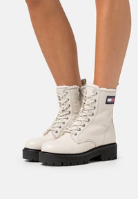 Tommy Jeans URBAN BOOT - Gležnjače s platformom - bleached stone