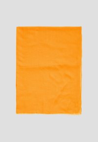 Oranges quadratische Schal aus leichtem Stoff, mit einer weichen Textur und fransigen Kanten. Der Stoff hat ein feines Webmuster.
