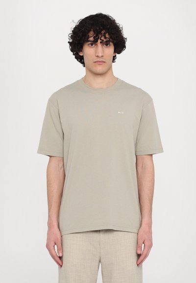 Μπεζ βαμβακερό t-shirt με κοντά μανίκια, στρογγυλή λαιμόκοψη και μικρή εκτύπωση στο στήθος. Λείος υφασμάτινος τύπος, άνετη εφαρμογή.