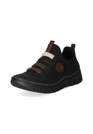 Zapato casual negro con suela gruesa, tiras elásticas marrones, verdes y beige, lengüetas marrones y una parche redondo con logo marrón en el lateral.