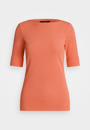Haut femme orange corail avec manches longueur coude, encolure ronde et silhouette ajustée.