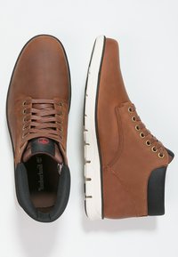 Timberland BRADSTREET CHUKKA Chaussures à lacets cognac/marron