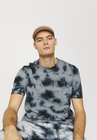 Zign UNISEX - T-shirt estampada - grey