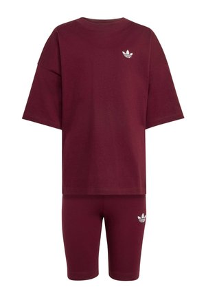 Bordowy, oversize top z krótkim rękawem oraz dopasowane szorty do kolan z małymi białymi logo Adidas trefoil na piersi i udzie.