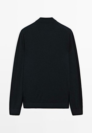 Zwarte trui met lange mouwen, een kraag en geribbelde manchetten. Gemaakt van een zacht materiaal met een gladde textuur en een minimalistisch ontwerp.