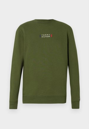 Olijfgroene sweatshirt met ronde hals en lange mouwen, met het "Tommy Hilfiger" logo gecentreerd en accenten in marineblauw, wit, en rood.