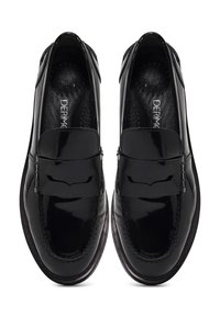 Zwarte gepatineerde leren loafers met een gladde afwerking, decoratieve riemdetails en gevoerde zolen, die zorgen voor een strakke uitstraling en modern uiterlijk.