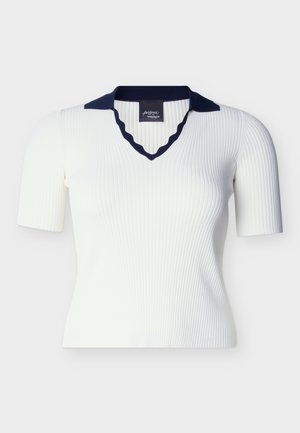 Λευκό ριπ κοντομάνικο τοπ με σκούρο μπλε κυματιστό V-λαιμόκοψη και αντίστοιχο σκούρο μπλε γιακά, εφαρμοστή γραμμή.