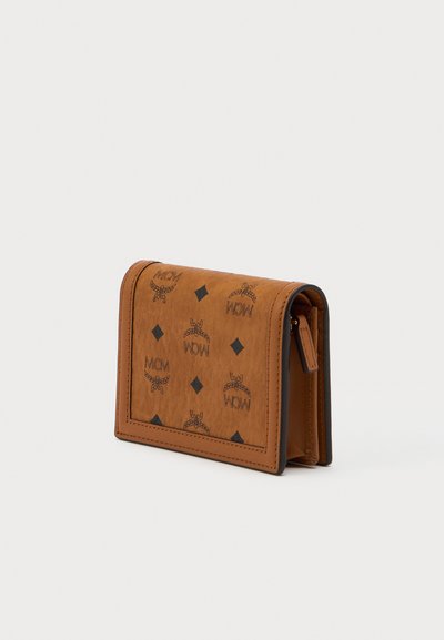 Tan faux leren portemonnee met zwarte logo patronen, met een rechthoekige vorm, gestikte randen en een zijrits voor een veilige sluiting.